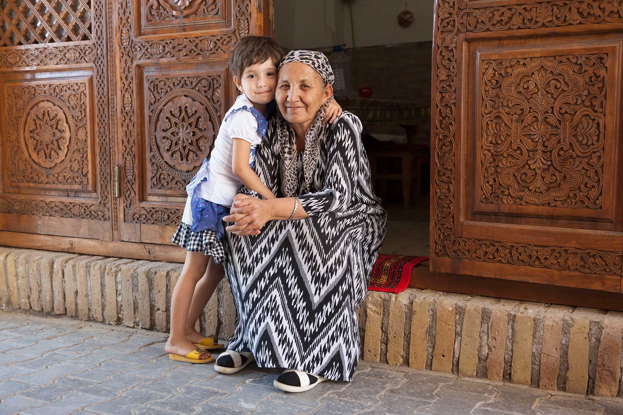 Abuela y nieta Uzbekas – Cristina Calatrava